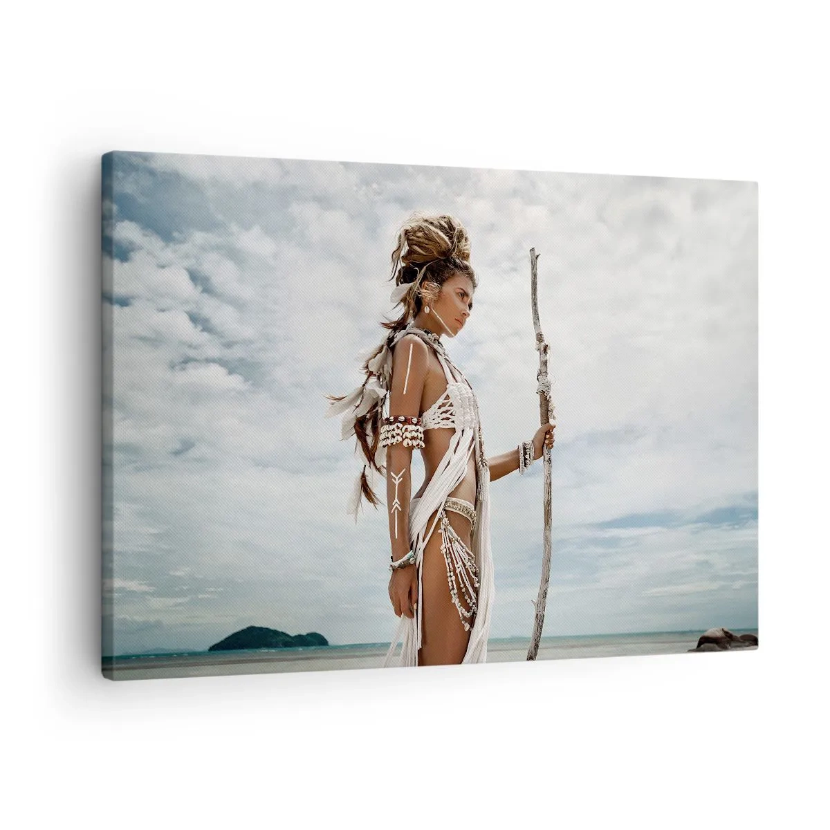Canvastavla - Bild på duk - Stiliserad kvinna på stranden med etniska ornament och en pinne - 70x50cm - Tropikens drottning - Modern väggdekoration för vardagsrum och sovrum ARTTOR