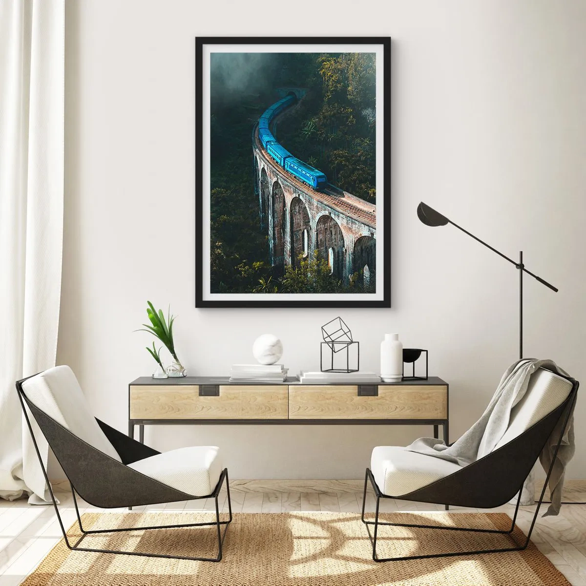 Affisch i svart ram - Ett blått tåg som passerar över en pittoresk viadukt - 50x70cm - Attraktion till naturen - Modern väggdekoration för vardagsrum och sovrum ARTTOR