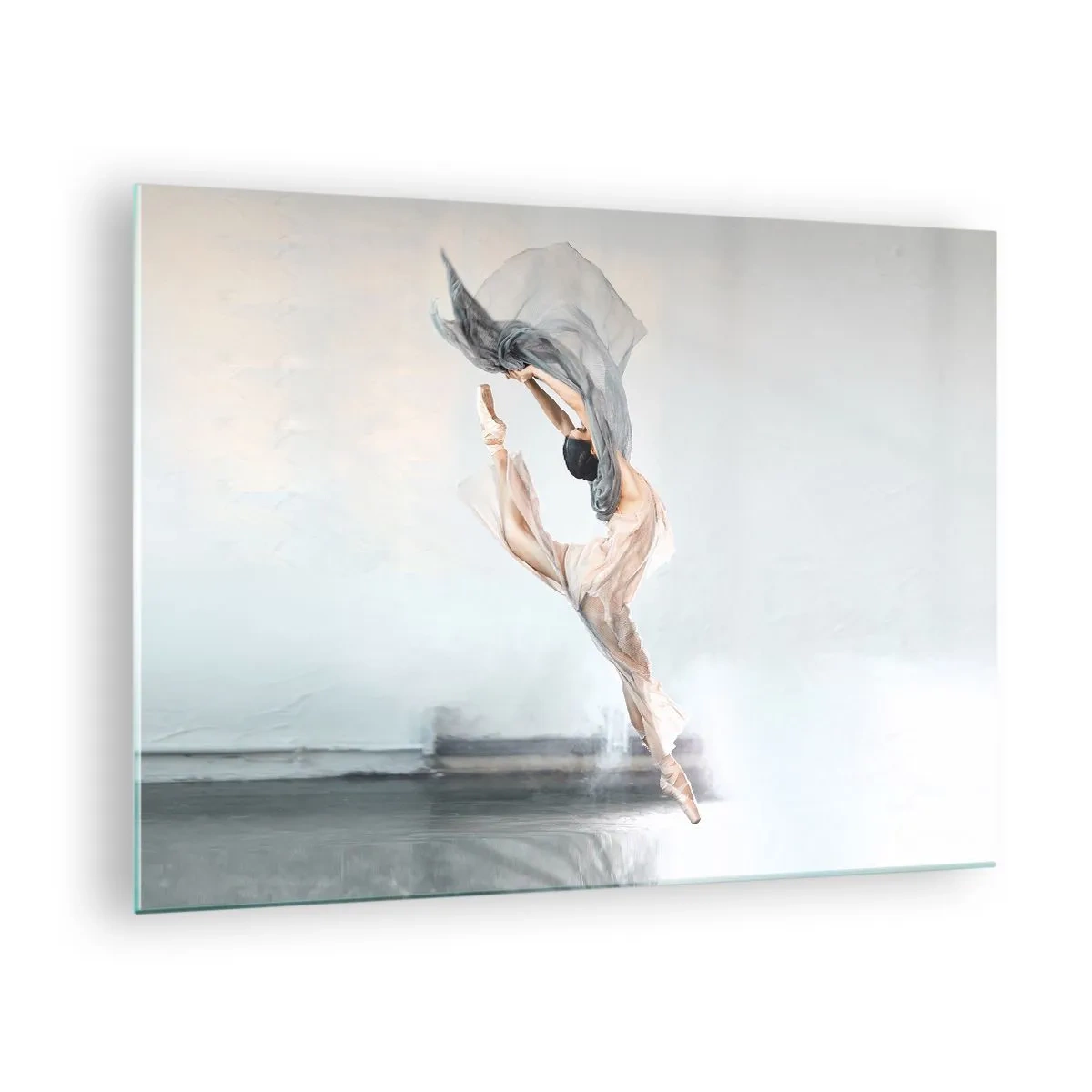 Glastavla - Bild på glas - En ballerina utför ett dynamiskt hopp i mjukt ljus. - 70x50cm - Dansextas - Modern väggdekoration för vardagsrum och sovrum ARTTOR